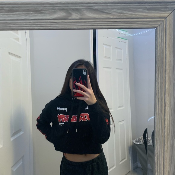black cropped hoodie - Picture 3 of 3